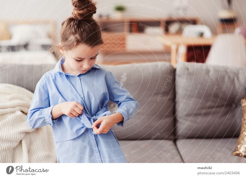 bezaubernd glücklich 5 Jahre altes Kind Mädchen Stil Haare & Frisuren Spielen Mode Bekleidung Hemd träumen trendy modern blau Einsamkeit aufpassen spielerisch