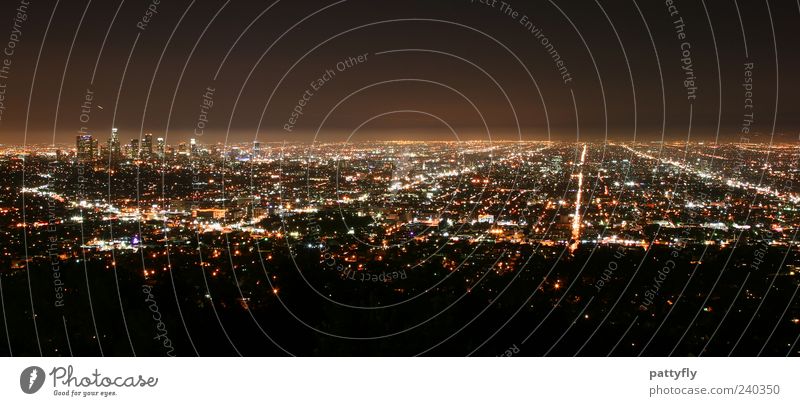 L.A. by night Los Angeles USA Amerika Stadt Stadtzentrum Skyline glänzend leuchten dunkel gigantisch groß Unendlichkeit Stimmung Gelassenheit Symmetrie Ferne
