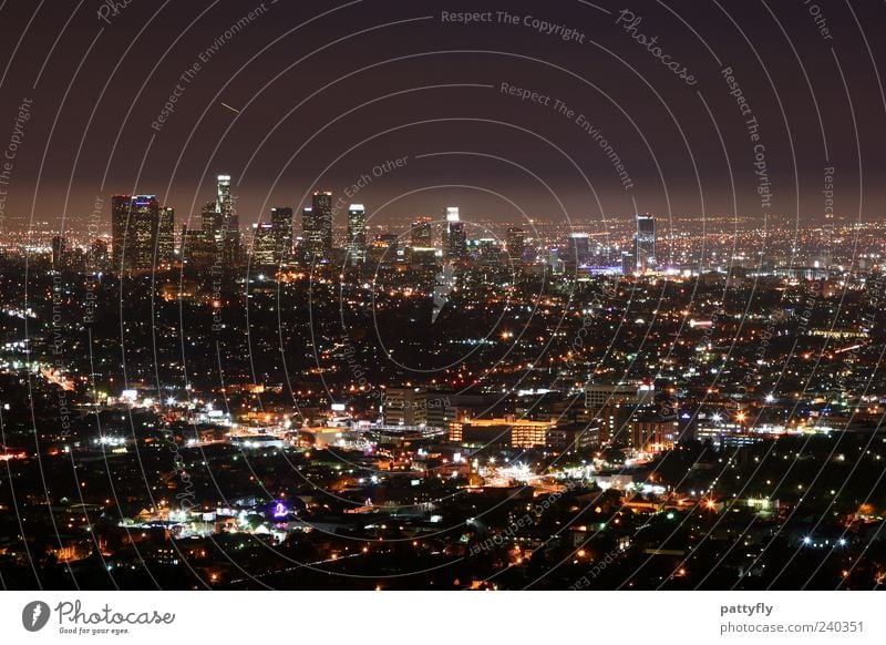 L.A. Downtown by night... Los Angeles USA Amerika Stadt Stadtzentrum Skyline Gebäude glänzend Beleuchtung leuchten dunkel gigantisch groß Stimmung Symmetrie