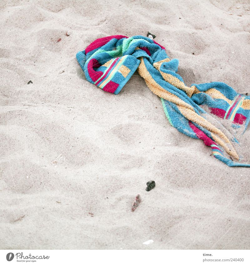 Lebenslinien #27 Strand Sand liegen Handtuch Badetuch vergessen Farbfoto mehrfarbig Außenaufnahme Menschenleer Textfreiraum links Textfreiraum unten Tag