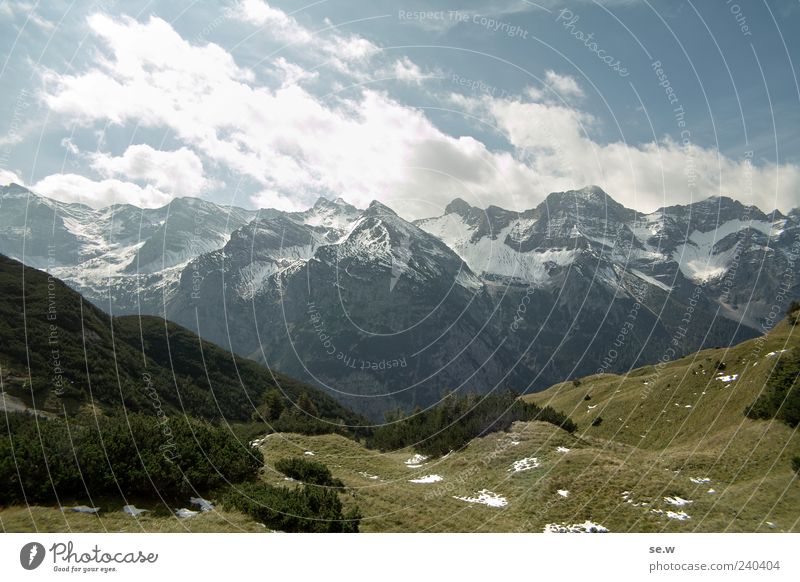 Sonne, Schnee und Berge Himmel Wolken Sommer Schönes Wetter Alpen Berge u. Gebirge Kalkalpen Karwendelgebirge Schneebedeckte Gipfel Felswand blau grau grün