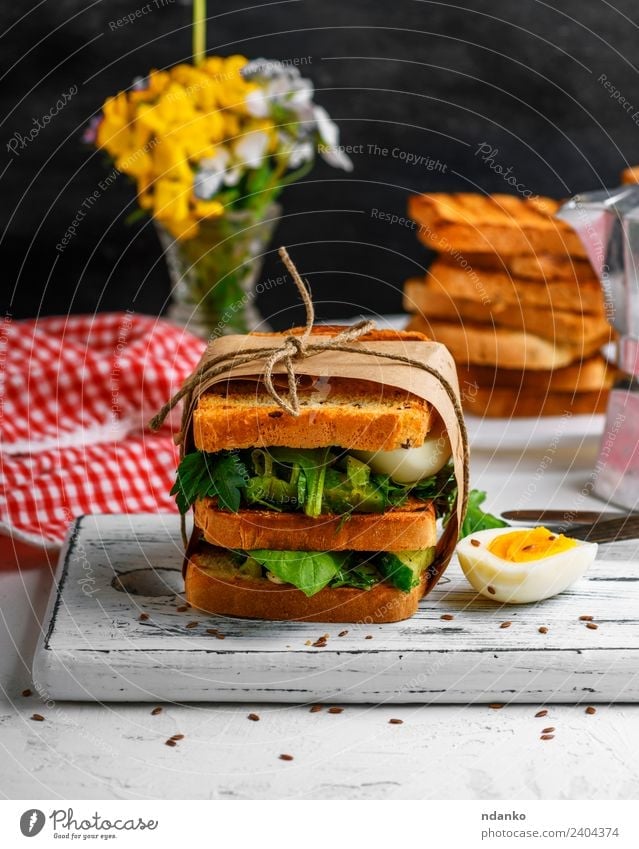 Sandwich aus French Toast und Salatblättern Fleisch Gemüse Salatbeilage Brot Frühstück Mittagessen Abendessen Vegetarische Ernährung Tisch Blume frisch lecker
