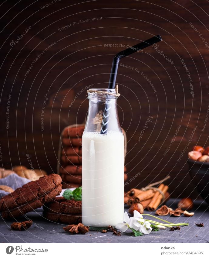 Glasflasche mit Milch Frühstück Getränk Erfrischungsgetränk Flasche Tisch natürlich retro braun weiß melken Hintergrund Kekse Schokolade süß backen rustikal