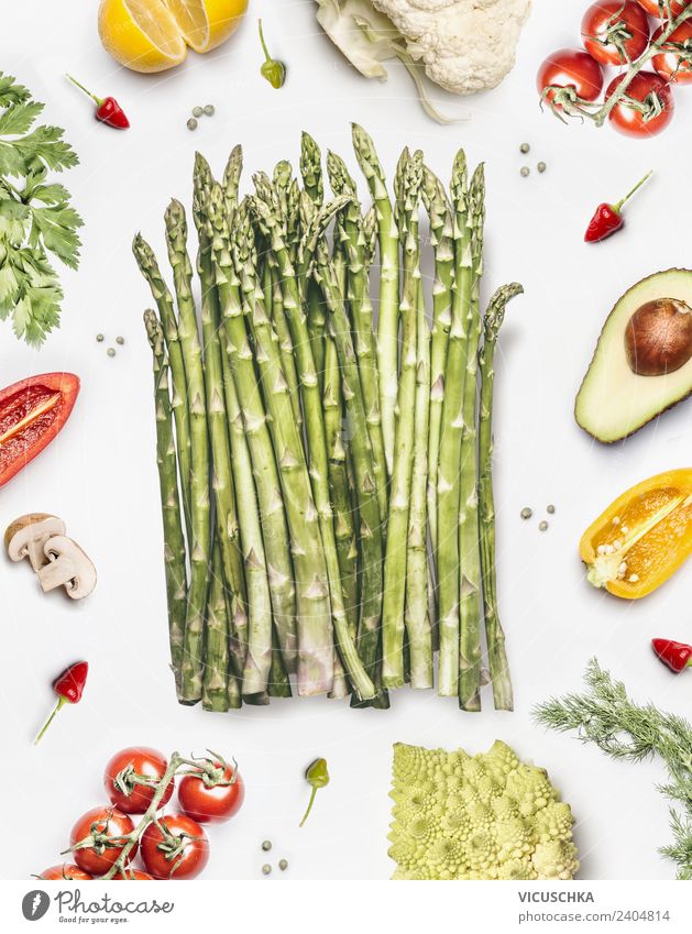 Grüne Spargel und Gemüse auf weiß Lebensmittel Ernährung Bioprodukte Vegetarische Ernährung Diät Stil Design Gesundheit Gesunde Ernährung Restaurant Vitamin