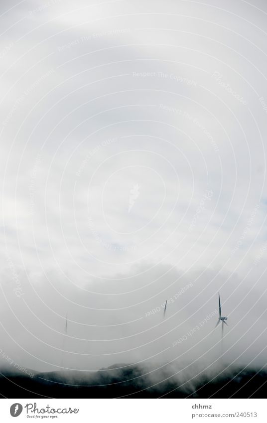 Windräder Windkraftanlage Energiekrise Himmel Wolken Herbst grau alternativ Energiewirtschaft Erneuerbare Energie beängstigend bedrohlich Windrad Farbfoto