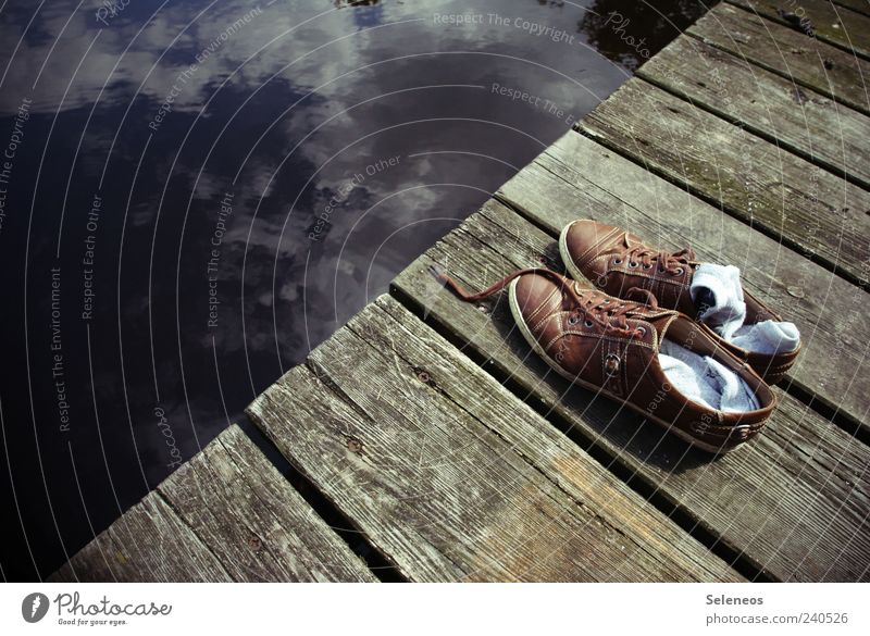 Päuschen am See Ferien & Urlaub & Reisen Sommer Wasser Himmel Wolken Schönes Wetter Strümpfe Schuhe natürlich Steg Holz Farbfoto Außenaufnahme Tag