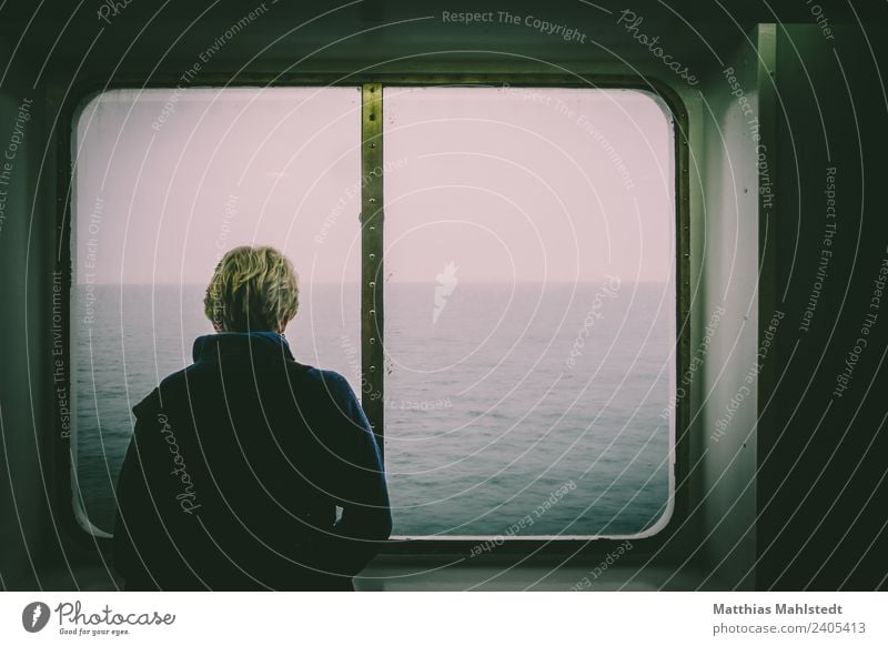 Frau guckt aus dem Fenster eines Schiffes Mensch feminin Erwachsene Leben 1 45-60 Jahre Schifffahrt Passagierschiff An Bord Mantel Haare & Frisuren blond Blick