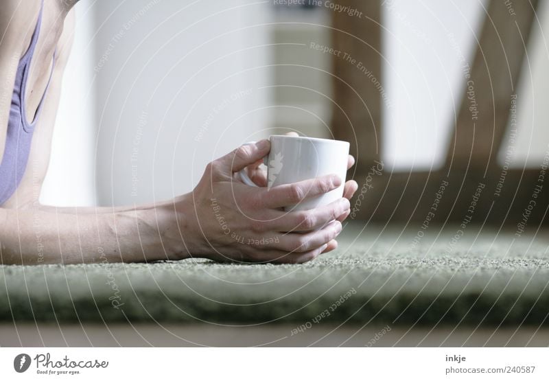 rumliegen und Kaffee trinken Wohlgefühl Erholung ruhig Häusliches Leben Wohnung Wohnzimmer Teppich Erwachsene Hand 1 Mensch Tasse Becher festhalten machen