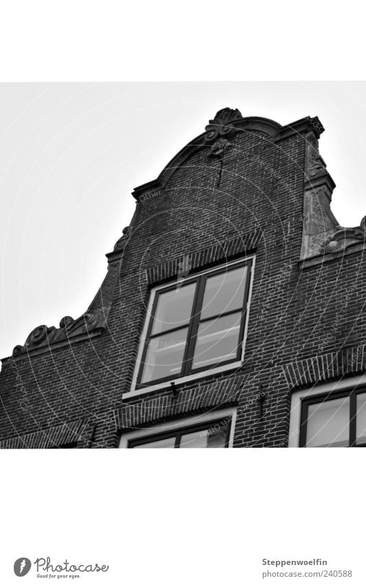Kulissenhaus Haus Fassade Fenster Dachgiebel Stuck Dekoration & Verzierung Detailaufnahme Surrealismus grau Kontrast Wohnhaus Altstadt Altbau alt