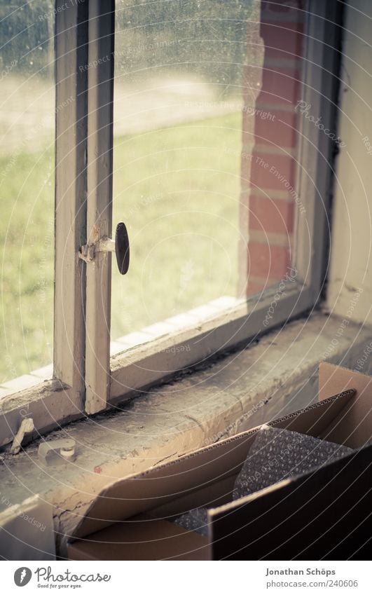 Pappkiste vorm Fenster [klapprig, schön] Holz Glas Backstein alt ästhetisch Fensterscheibe Karton Pappschachtel Kiste Griff Sonnenlicht Altbau Verfall dreckig