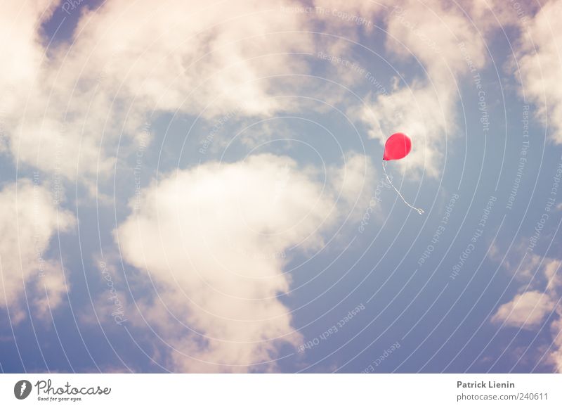Ich will ein Luftballon Freizeit & Hobby Umwelt Urelemente Himmel Wolken Wetter Schönes Wetter fliegen frisch hell rot Stimmung Einsamkeit träumen fliegend hoch