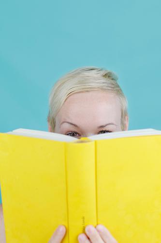 #A4# Die Frau sagte: "ein Blick ins Buch bringt Wissen" Kunst Kunstwerk ästhetisch lesen verstecken Spielen spielerisch gelb Buchseite Buchladen Buchmesse