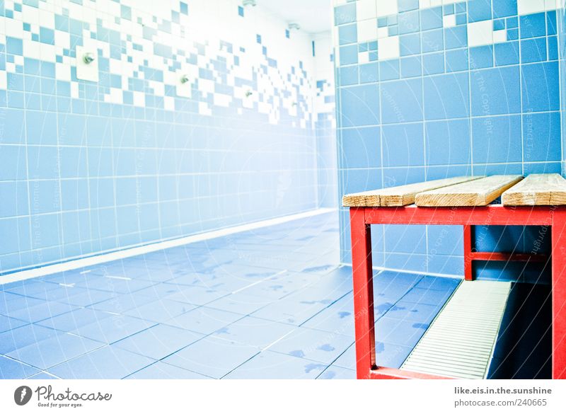 das beste am training (II) Sportstätten Schwimmbad blau rot Dusche (Installation) Umkleideraum Hocker Stuhl nass Bad Schwimmhalle Fliesen u. Kacheln