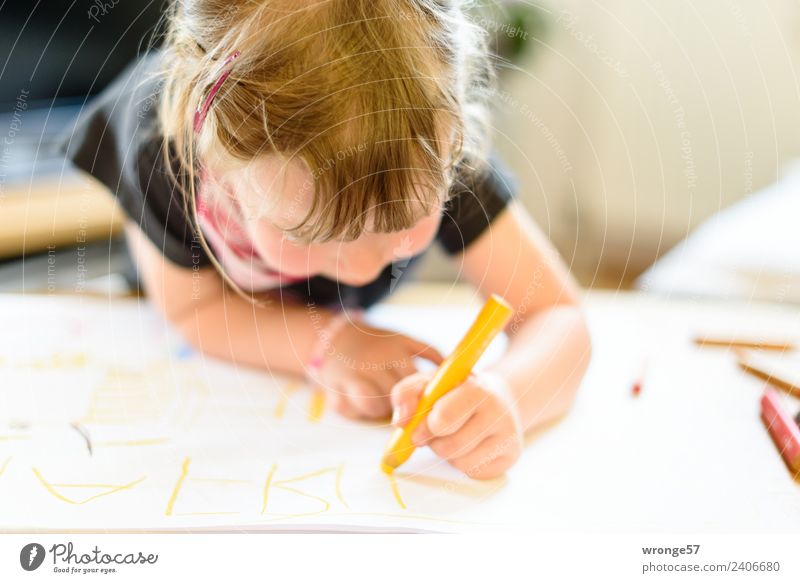 Mädchen beim schreiben mit einem gelben Stift schreibend zeichnen Mensch feminin Kind Kleinkind Kindheit 1 3-8 Jahre Papier Schreibstift nah natürlich