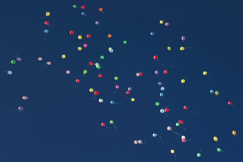 Bunte Luftballons am Himmel Zeichen rund mehrfarbig Gefühle Stimmung Glück Lebensfreude Liebe Romantik Beginn Energie Freiheit Freude Unendlichkeit hoch Höhe
