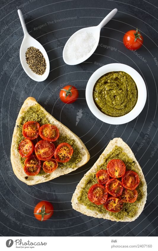 Brötchen mit Pesto und gerösteter Tomate Gemüse Brot Frühstück frisch Gesundheit Lebensmittel rollen oliv gebraten Belag Aufstrich Saucen Basilikum Salz Paprika