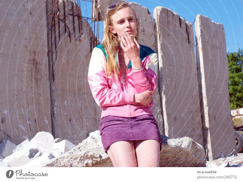 WorldEndParty/12 (Soldaten nahezu ganze Armeen) Stil feminin Junge Frau Jugendliche Hand Beine Müllhalde Rock Jacke blond Rauchen kalt violett Gefühle Stimmung
