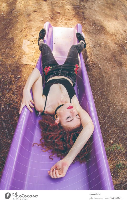 Junge rothaarige Frau schläft in einer Rutsche. Lifestyle Stil Wellness harmonisch Erholung Freizeit & Hobby Mensch feminin Junge Frau Jugendliche 1 18-30 Jahre