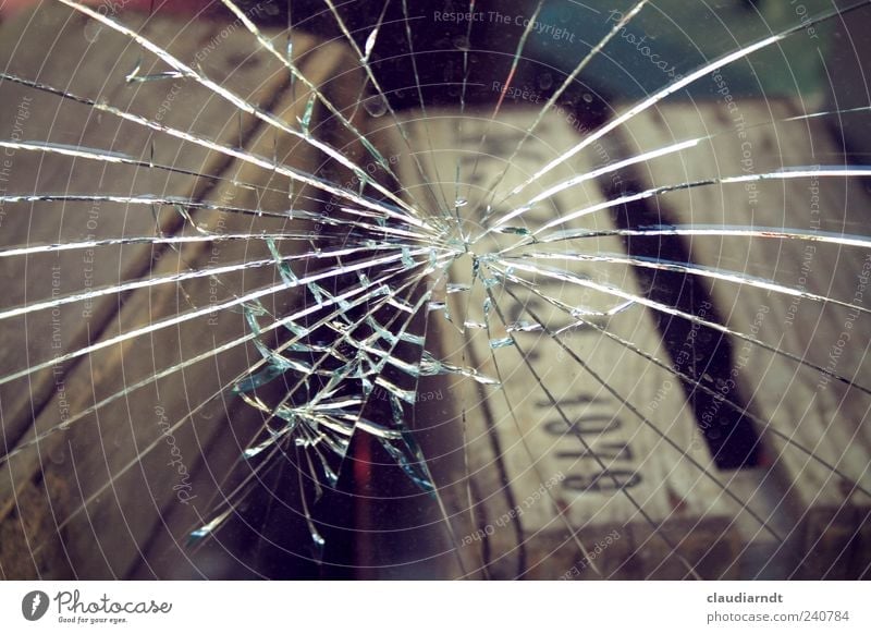 1979 Verpackung Holz Glas kaputt Glasscheibe Fensterscheibe gesplittert gebrochen Zerbrochenes Fenster einschlagen Splitter Holzkiste Jahrgang Lager Zerstörung