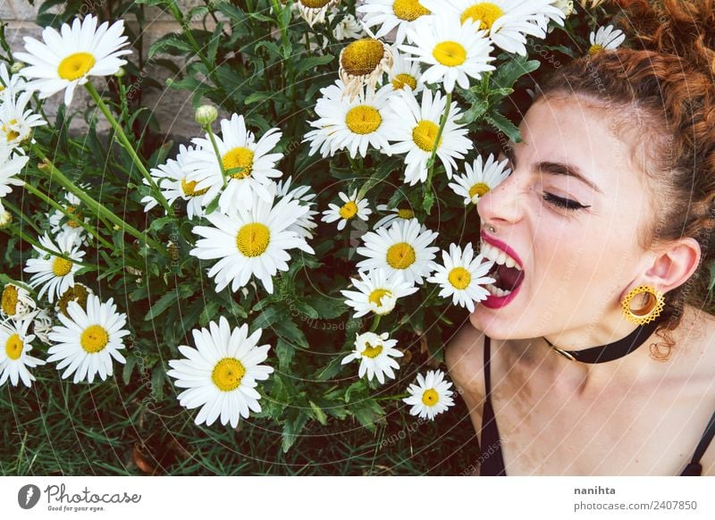 Junge Frau beißt Blumen Lifestyle Stil exotisch schön Mensch feminin Jugendliche 1 18-30 Jahre Erwachsene Umwelt Natur Pflanze Frühling Sommer Schmuck Piercing