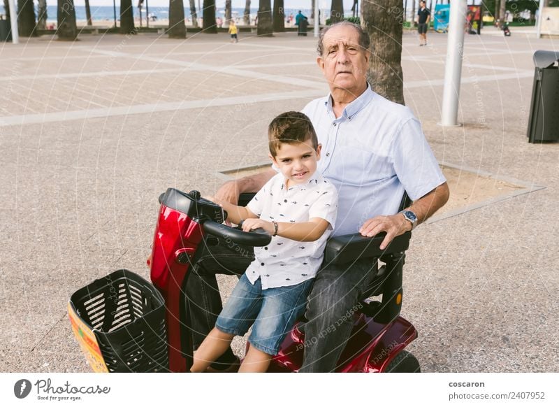 Großvater und Enkel mit Elektrorollstuhl Sommer Stuhl Kind Motor Mensch Junge Mann Erwachsene Natur Verkehr Fahrzeug alt Mobilität Selbstständigkeit Pflege