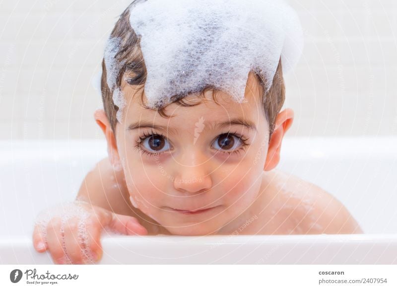 Baby im Badezimmer Freude Gesicht Badewanne Kind Mensch Kindheit blond Spielzeug Lächeln lachen klein nass Sauberkeit 2 3 Baden Beautyfotografie Schaumblase