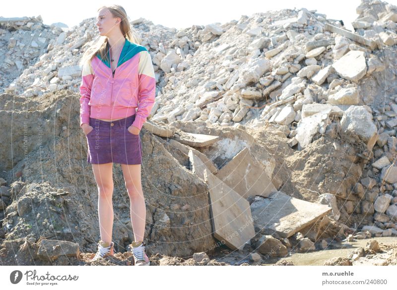 WorldEndParty/11 (Soldaten nahezu ganze Armeen) Stil feminin Junge Frau Jugendliche Beine Müllhalde Mode Rock Jacke Turnschuh blond Stein Beton Gefühle Stimmung