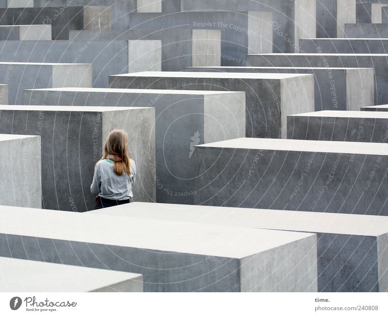 Das Unermessliche zu erfassen versuchen Mädchen Denkmal Stein grau Stelenfeld Berlin Erinnerung Quader Gang besuchen Besichtigung Strukturen & Formen Schatten