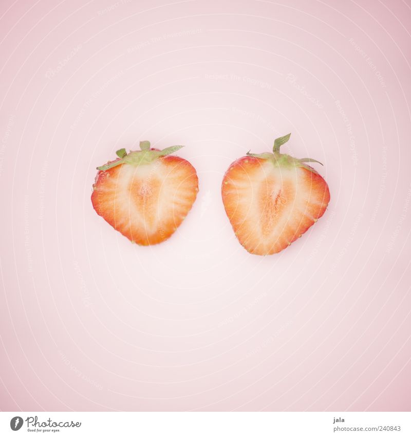 halbiert Lebensmittel Frucht Erdbeeren Bioprodukte Vegetarische Ernährung einfach Zusammensein schön grün rosa rot Hälfte Farbfoto Innenaufnahme Menschenleer