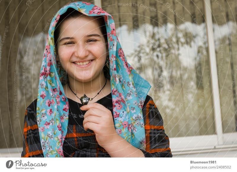Porträt eines attraktiven süßen muslimischen Mädchens, das die Kamera ansieht. Lifestyle Stil Freude Glück schön Haut Gesicht Häusliches Leben Haus Mensch