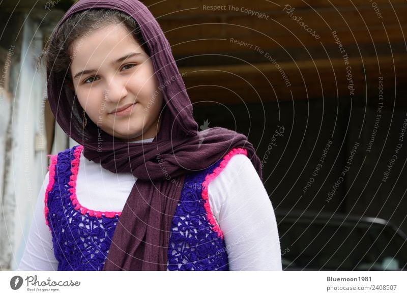 Porträt eines schönen Mädchens im Teenageralter, das ein traditionelles gestricktes Tuch mit Schal trägt Lifestyle Stil Haut Gesicht Wellness Haus Mensch