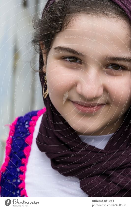 Porträt von Teenager lächelndes, schönes, muslimisches Mädchen Lifestyle Glück Haut Gesicht Wellness Mensch feminin Jugendliche 1 8-13 Jahre Kind Kindheit