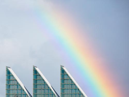 Regenbogen über moderner Architektur Himmel Menschenleer Haus Fenster Dach leuchten ästhetisch authentisch außergewöhnlich positiv schön Stadt mehrfarbig