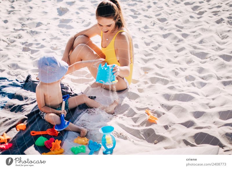 kaukasische Mutter und Sohn beim Spaß am Strand Lifestyle Freude Glück Spielen Ferien & Urlaub & Reisen Sommer Kind Junge Frau Erwachsene Eltern