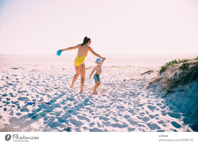 kaukasische Mutter und Sohn beim Spaß am Strand Lifestyle Glück schön Ferien & Urlaub & Reisen Sommer Sonne Junge Frau Erwachsene Familie & Verwandtschaft Natur