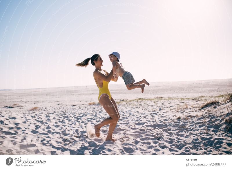 kaukasische Mutter und Sohn beim Spaß am Strand Freude Glück schön Spielen Ferien & Urlaub & Reisen Sommer Kind Junge Frau Erwachsene Kindheit Himmel Hut