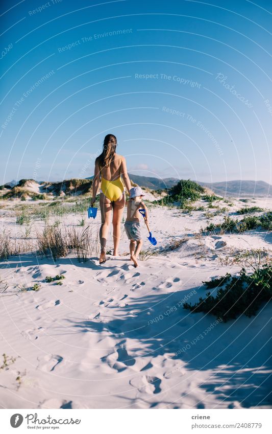 Mutter und Sonne bei einem Spaziergang am Strand Ferien & Urlaub & Reisen Sommer Kind Junge Frau Erwachsene Natur Sand Himmel Gras Küste Hut brünett