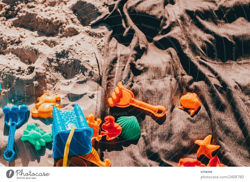 Nahaufnahme von Kinderspielzeug im Sand Freude schön Sommer Strand Kindheit Natur Spielzeug blau grün Decke Eimer orange Außenaufnahme Menschenleer