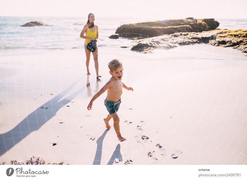 kaukasische Mutter und Sohn beim Spaziergang am Strand nahe dem Wasser Freude Glück schön Ferien & Urlaub & Reisen Sommer Sonne Meer Kind Frau Erwachsene Natur