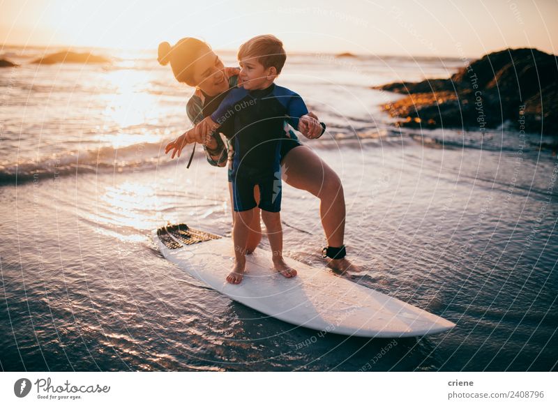 kaukasische Mutter und Sohn üben das Surfen. Lifestyle Freude Glück Freizeit & Hobby Ferien & Urlaub & Reisen Sommer Strand Meer Sport Kind Kleinkind Junge