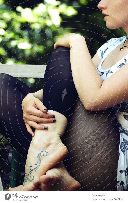 300 - kurzes Päuschen Mensch Frau Erwachsene Kopf Arme Beine Fuß 1 Strumpfhose sitzen tätowiert Tattoo Schnörkel Farbfoto Außenaufnahme Tag Ganzkörperaufnahme