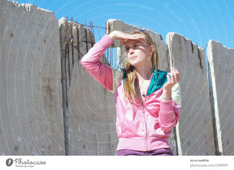 WorldEndParty/09 (Soldaten nahezu ganze Armeen) Lifestyle Junge Frau Jugendliche Gesicht Hand Schönes Wetter Jacke blond Beton beobachten Gefühle Stimmung