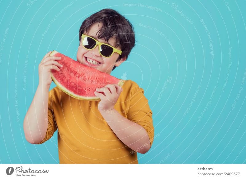 Glückliches Kind mit Sonnenbrille isst Wassermelone Lebensmittel Frucht Ernährung Essen Bioprodukte Lifestyle Freude Wellness Mensch maskulin Kleinkind Junge