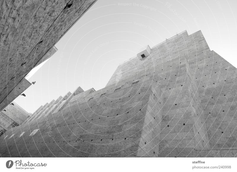 Grand Canyon Museum Lissabon Portugal Architektur Mauer Wand Fassade Sehenswürdigkeit ästhetisch Schwarzweißfoto Froschperspektive Weitwinkel Außenaufnahme