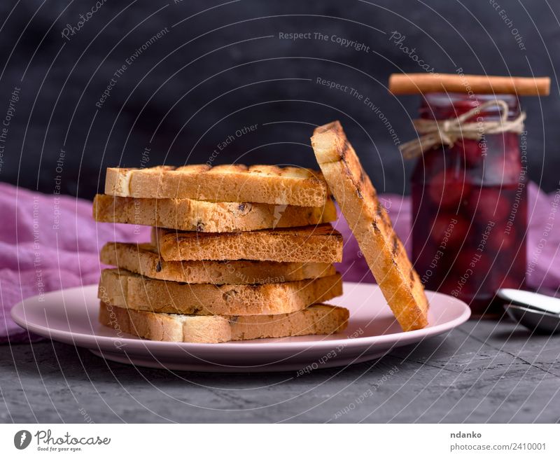 Gebratene quadratische Stücke Brot Marmelade Frühstück Mittagessen Teller Tisch lecker braun schwarz weiß Stapel Hintergrund backen Bäckerei Müsli Mehl