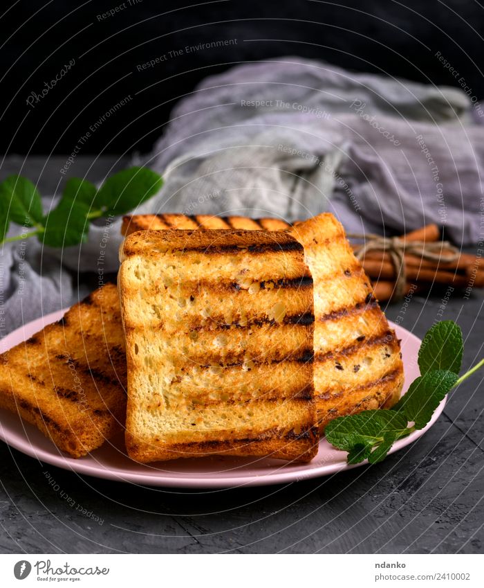 gebratener French Toast Brot Frühstück Mittagessen Teller lecker braun weiß Zuprosten Französisch Hintergrund Müsli Scheibe Weizen Lebensmittel Gesundheit