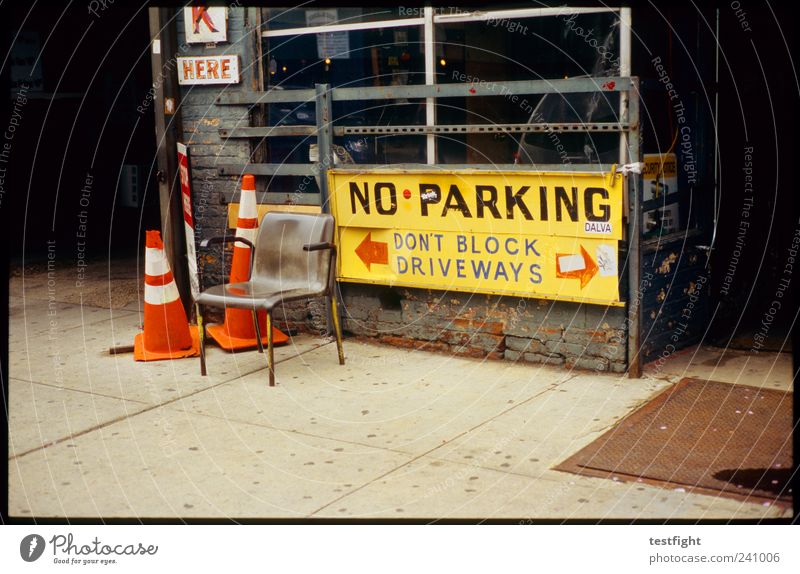 parken verboten Dienstleistungsgewerbe Handwerk Stadt Arbeit & Erwerbstätigkeit Werkstatt Hinweisschild Verbotsschild USA New York City Verkehrsleitkegel
