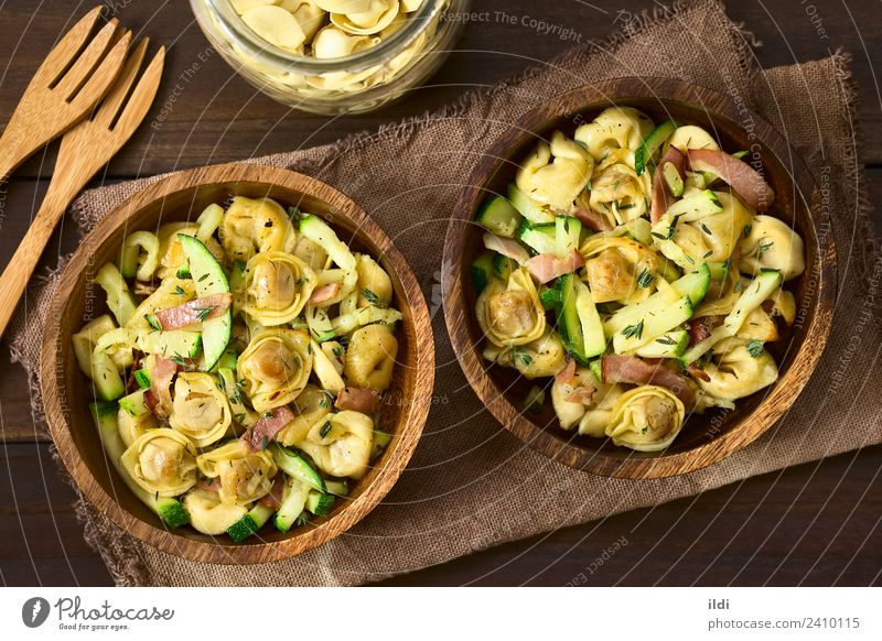 Gebackene Tortellini mit Zucchini und Speck Gemüse Teigwaren Backwaren frisch Lebensmittel Spätzle Tortelloni gefüllt Thymian Mahlzeit Speise Italienisch