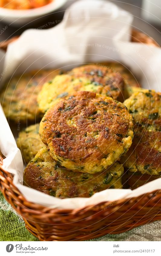Zucchini, Couscous und Petersilien-Fritter Vegetarische Ernährung Gesundheit Lebensmittel Pastetchen Kuchen Bohnenkraut Squash Mahlzeit Speise Snack Begleitung