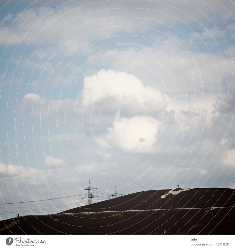 deponie Landschaft Himmel Wolken Hügel Strommast Unendlichkeit blau schwarz weiß Farbfoto Außenaufnahme Menschenleer Textfreiraum oben Tag Textfreiraum Mitte